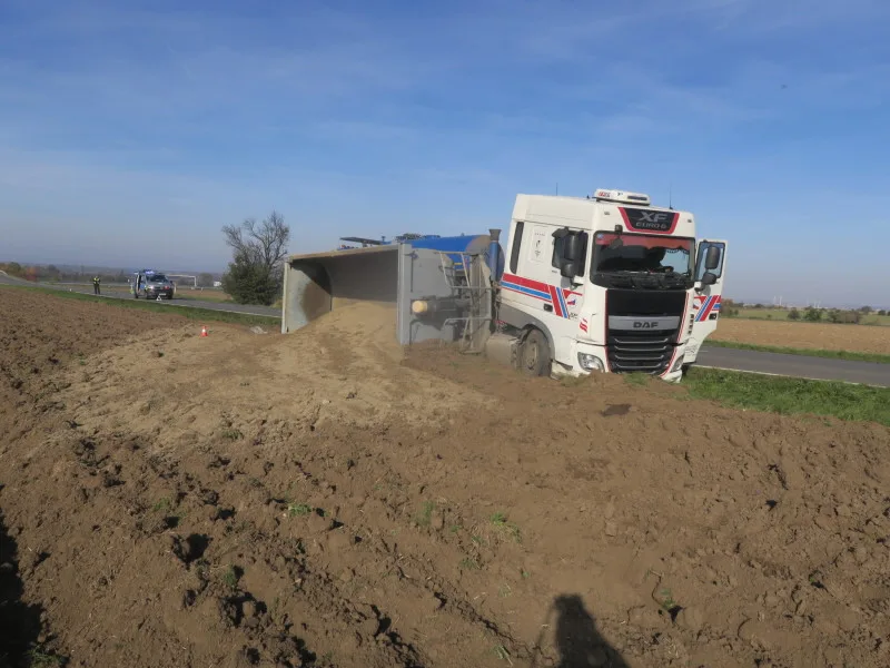 Kamion v poli (1)
