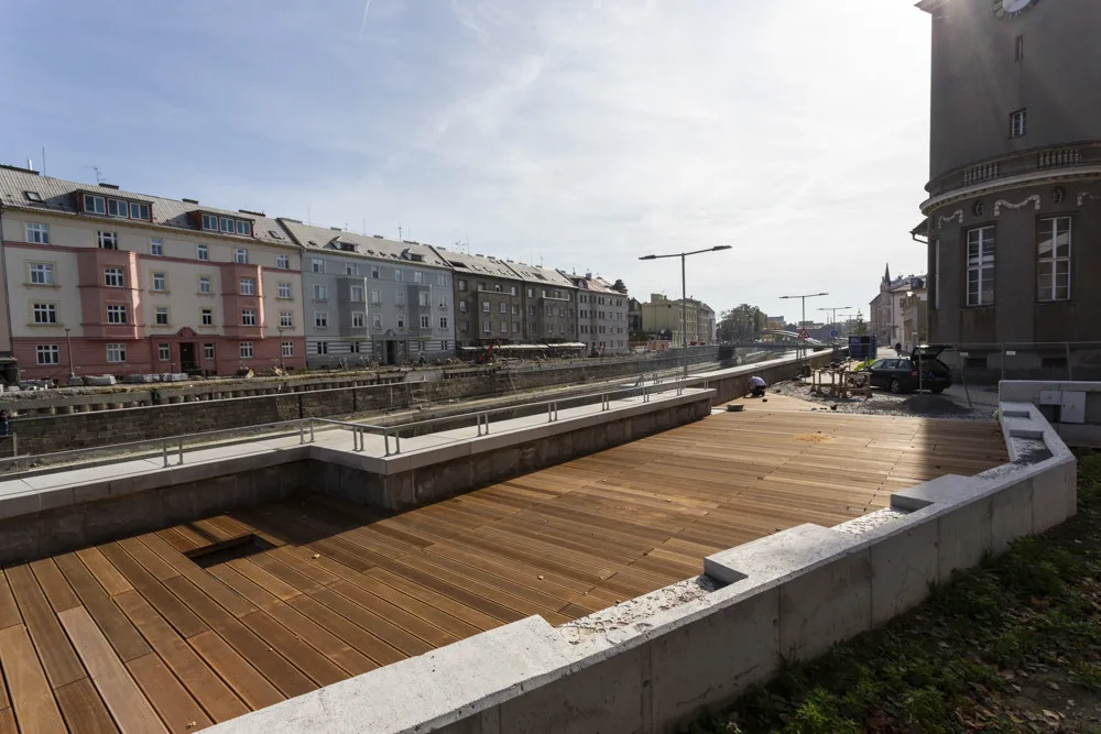 FOTOGALERIE: Olomoucká náplavka je po kolaudaci otevřená. Stavba u Moravy ještě pokračuje