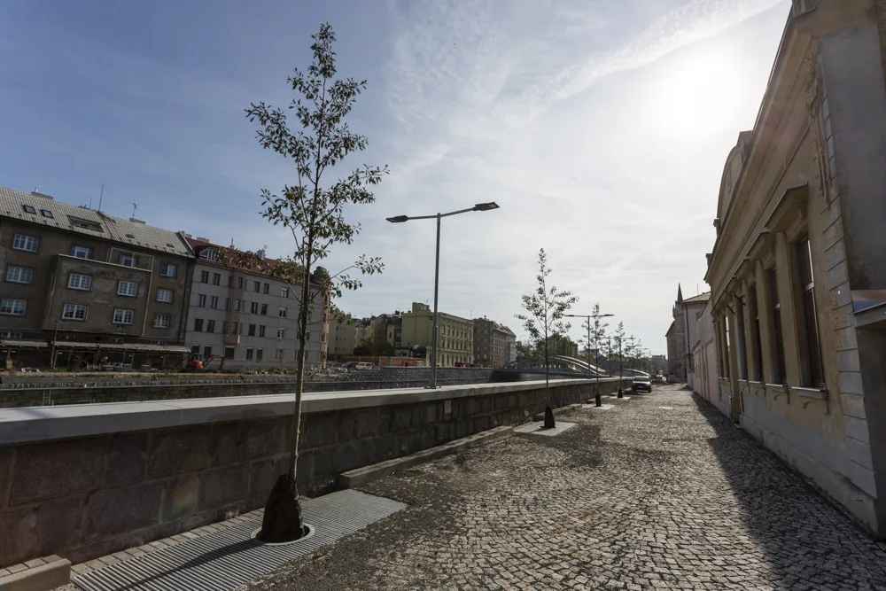 FOTOGALERIE: Olomoucká náplavka je po kolaudaci otevřená. Stavba u Moravy ještě pokračuje
