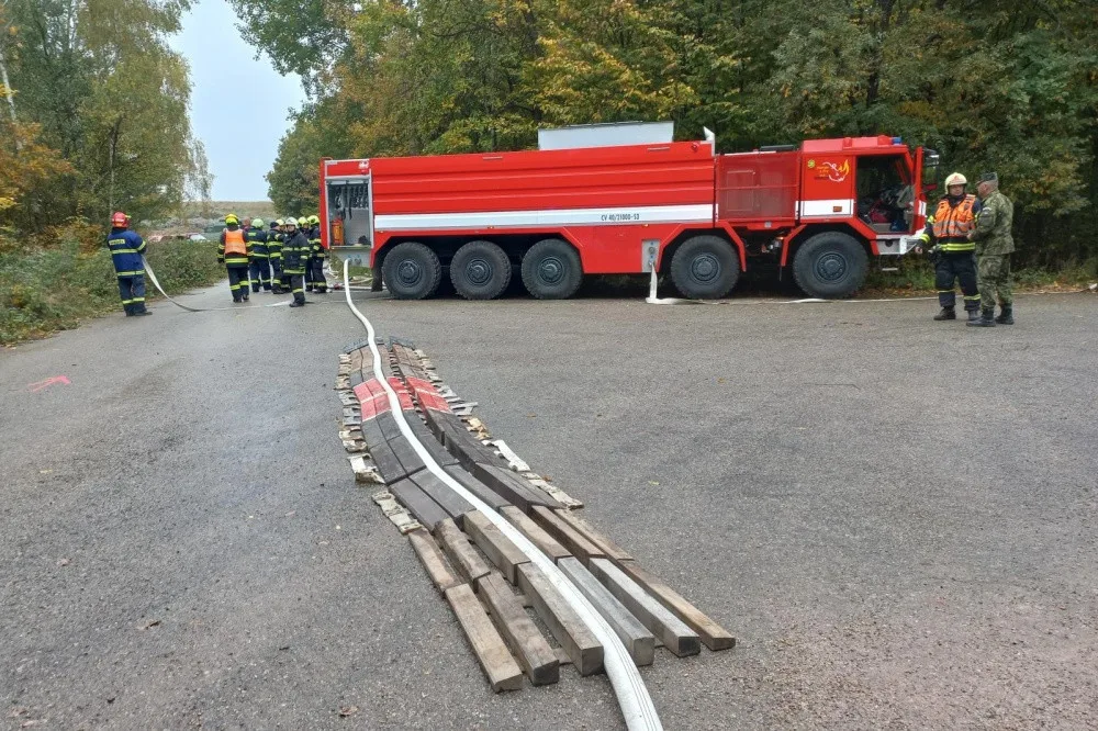 Stovky hasičů a stříkačky Triton a Titan: Vojenský újezd u Prostějova hostil speciální cvičení