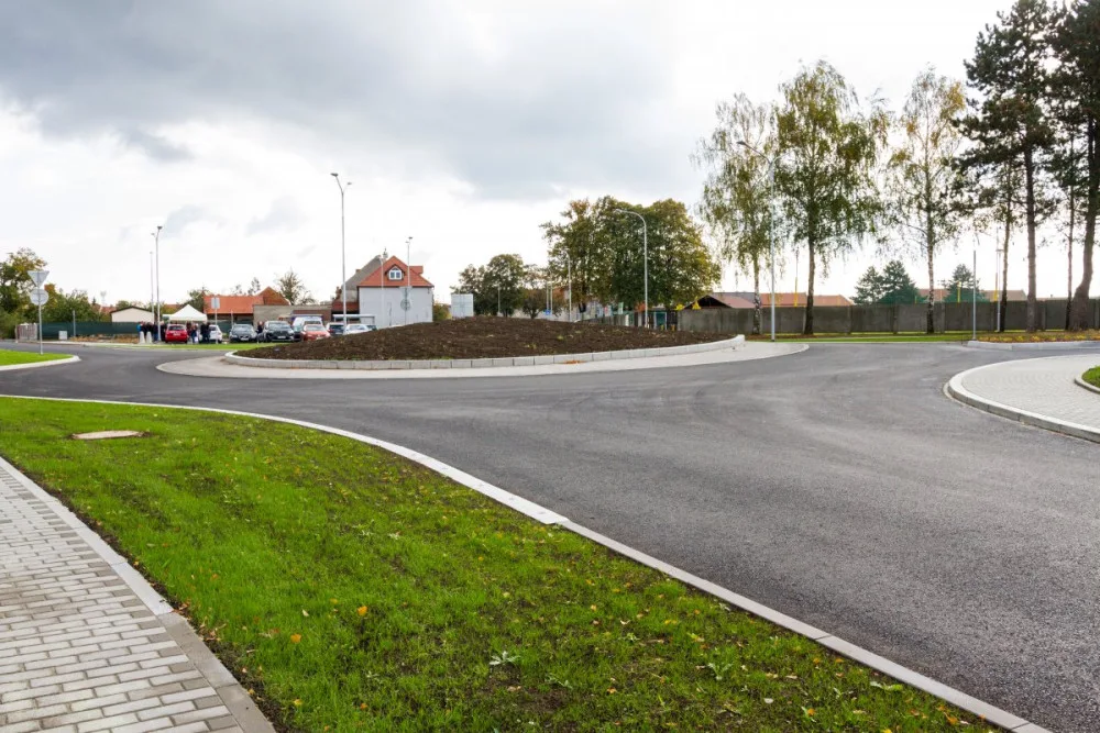 Nový kruhový objezd v Určicích nahradí nepřehlednou křižovatku. Průjezd bude plynulejší