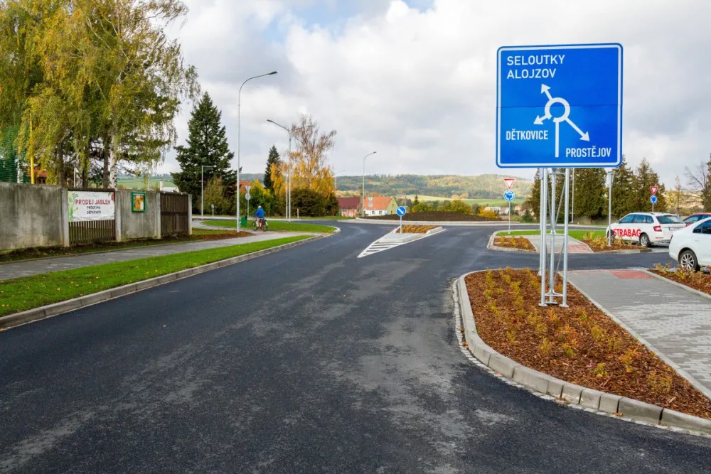 Nový kruhový objezd v Určicích nahradí nepřehlednou křižovatku. Průjezd bude plynulejší