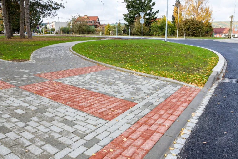Nový kruhový objezd v Určicích nahradí nepřehlednou křižovatku. Průjezd bude plynulejší