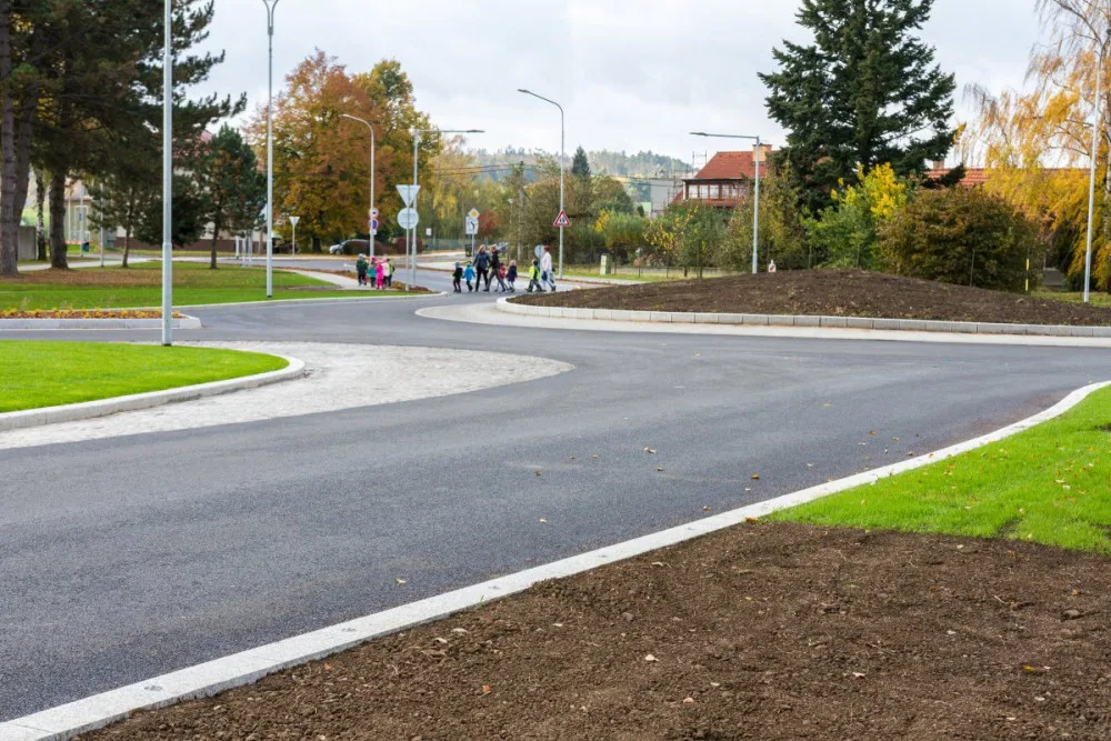 Nový kruhový objezd v Určicích nahradí nepřehlednou křižovatku. Průjezd bude plynulejší