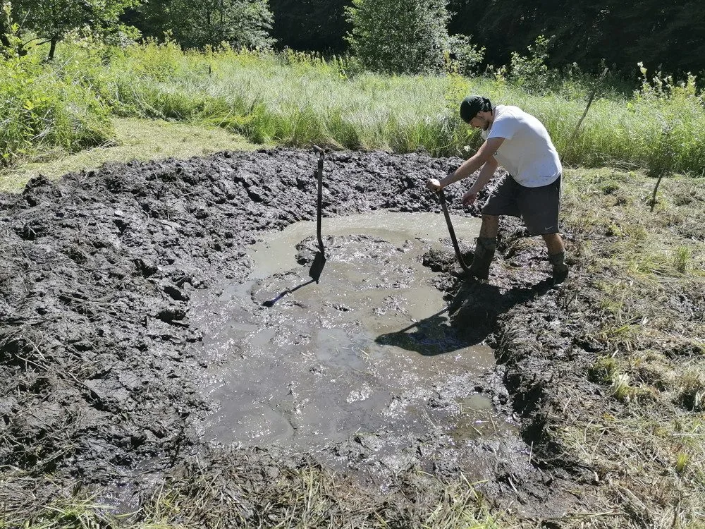 Jednu z devíti tůni museli dobrovolníci vykopat ručně