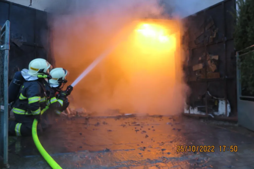 VIDEO: Obtížný zásah ve Šternberku. V hořící garáži byly plynové lahve, jeden člověk se zranil