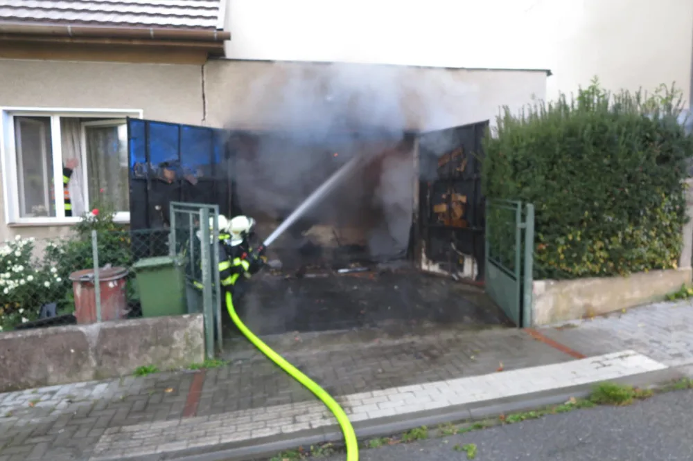 VIDEO: Obtížný zásah ve Šternberku. V hořící garáži byly plynové lahve, jeden člověk se zranil