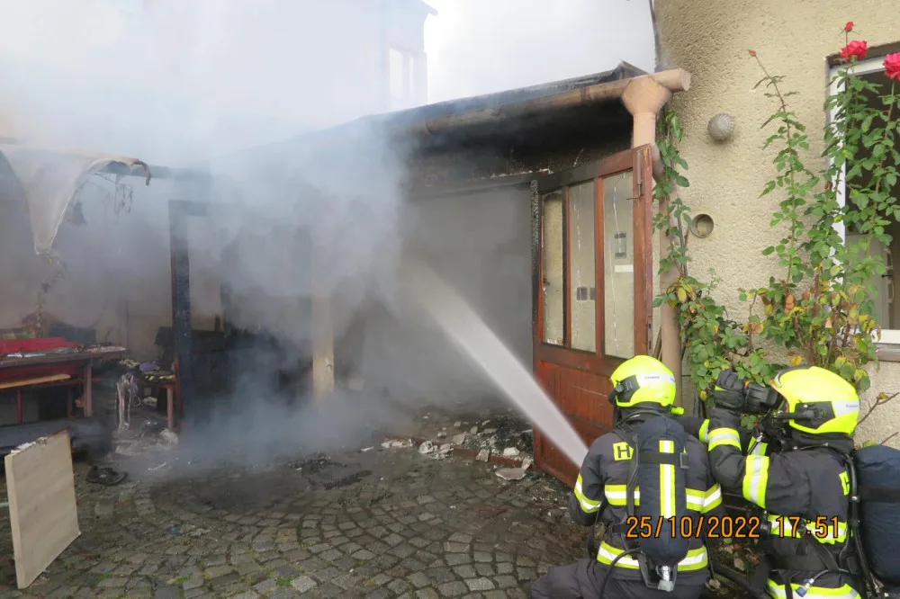 VIDEO: Obtížný zásah ve Šternberku. V hořící garáži byly plynové lahve, jeden člověk se zranil