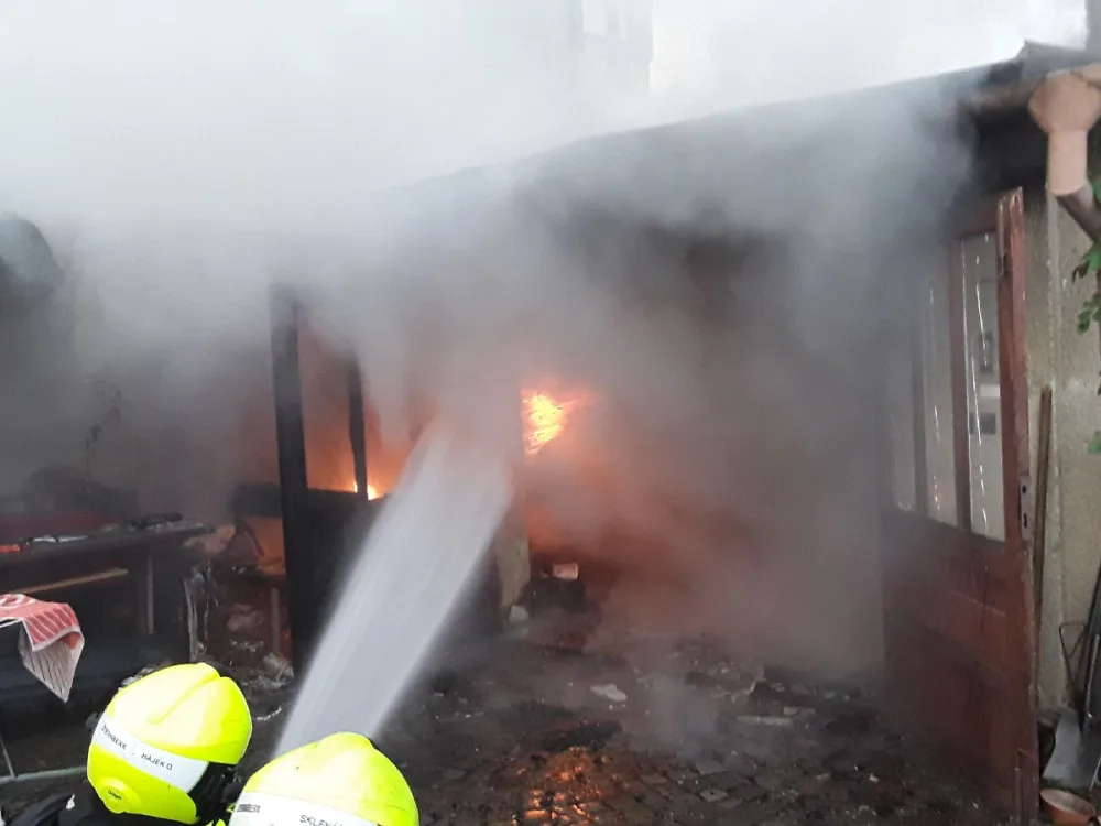 VIDEO: Obtížný zásah ve Šternberku. V hořící garáži byly plynové lahve, jeden člověk se zranil