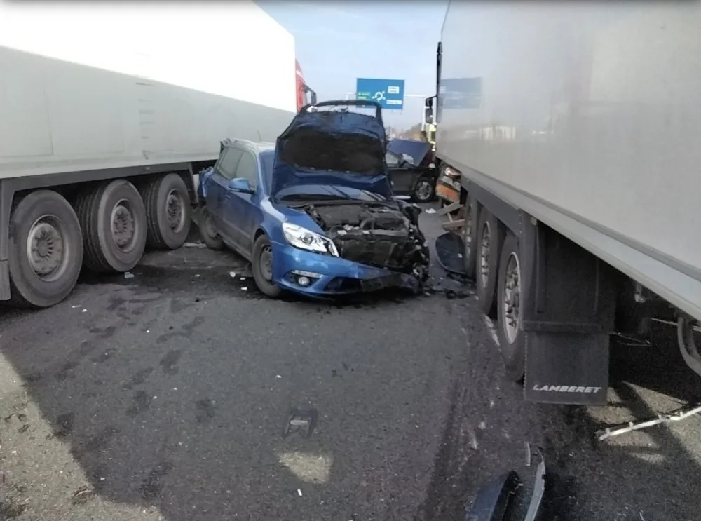 Na obchvatu Olomouce u Globusu se srazilo osm aut. Šest lidí je zraněných, doprava od Slavonína je přerušená