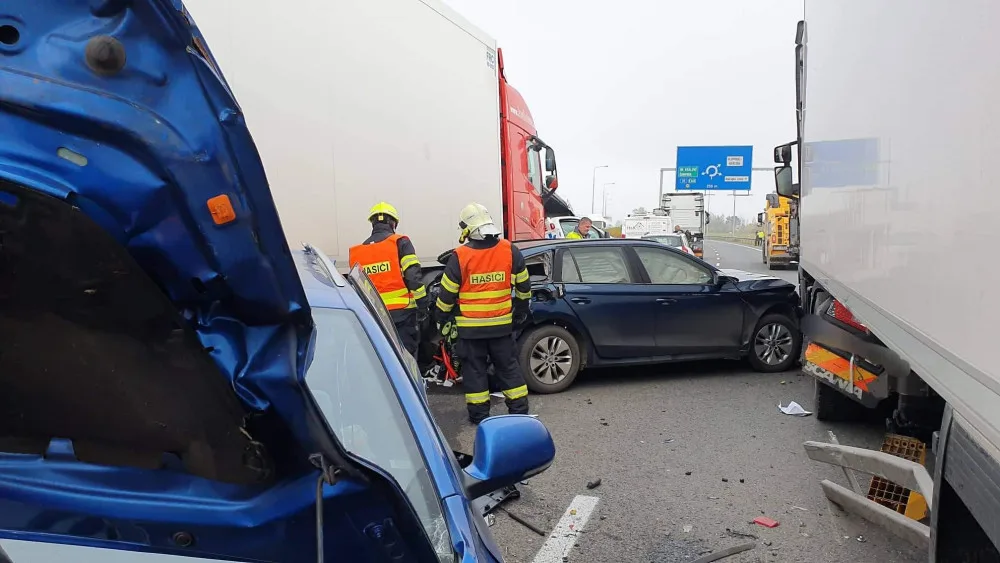 Na obchvatu Olomouce se srazilo devět aut, šest lidí se zranilo. Směr na Mohelnici byl uzavřený
