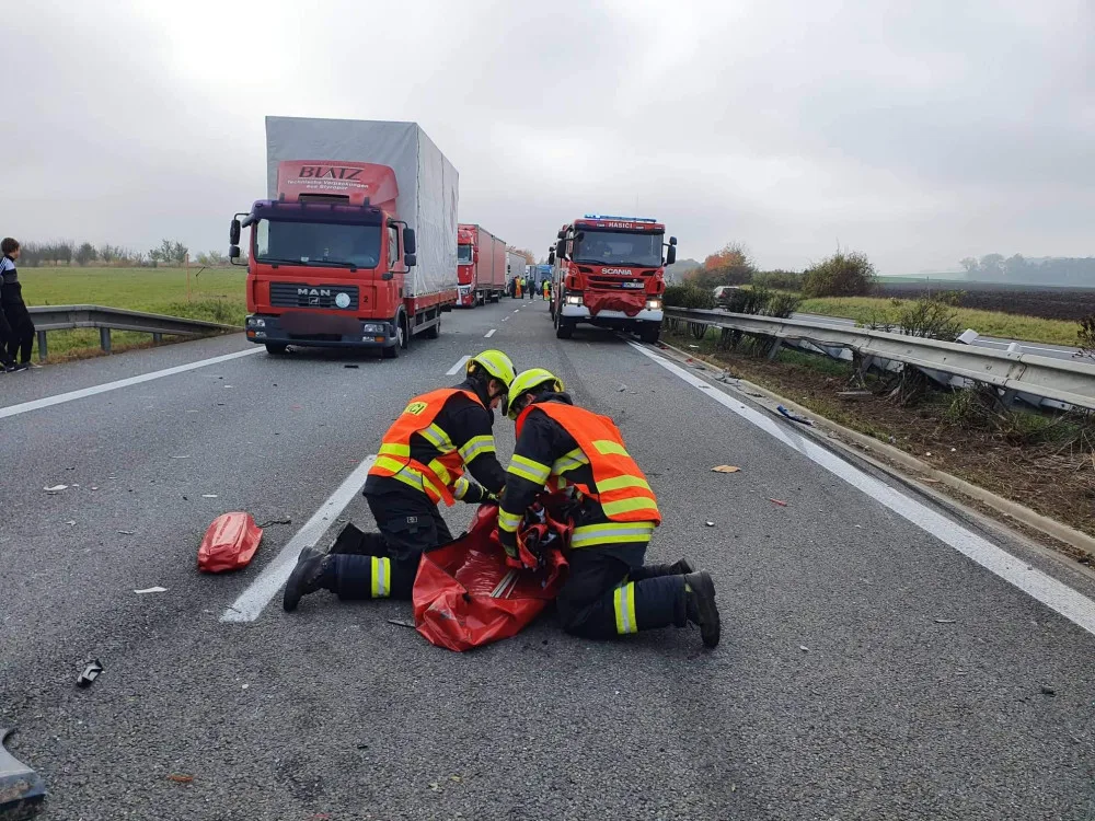 Na obchvatu Olomouce se srazilo devět aut, šest lidí se zranilo. Směr na Mohelnici byl uzavřený