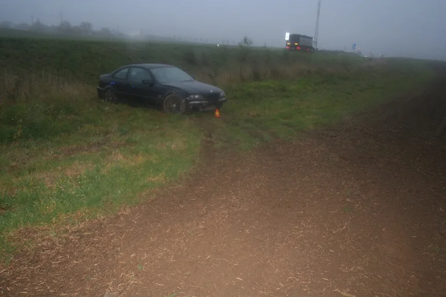 Opilý mladík na silnici směrem na Krčmaň vyletěl s BMW ze silnice. Skončil v nemocnici