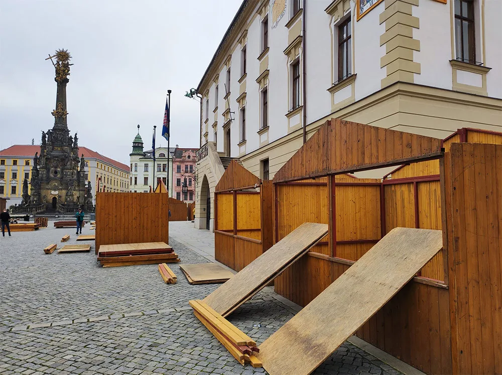 Centrum Olomouce už se připravuje na vánoční trhy