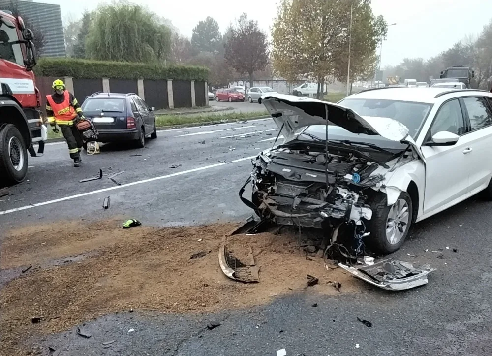 V Olomouci komplikují provoz dvě nehody. Hasiči museli vyprostit zaklíněného řidiče