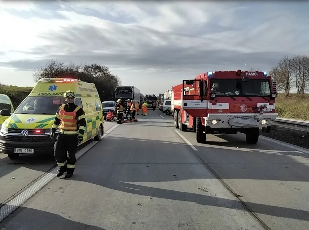 Těžká nehoda zavřela na Olomoucku dálnici na Ostravu. Pro zraněného letěl vrtulník