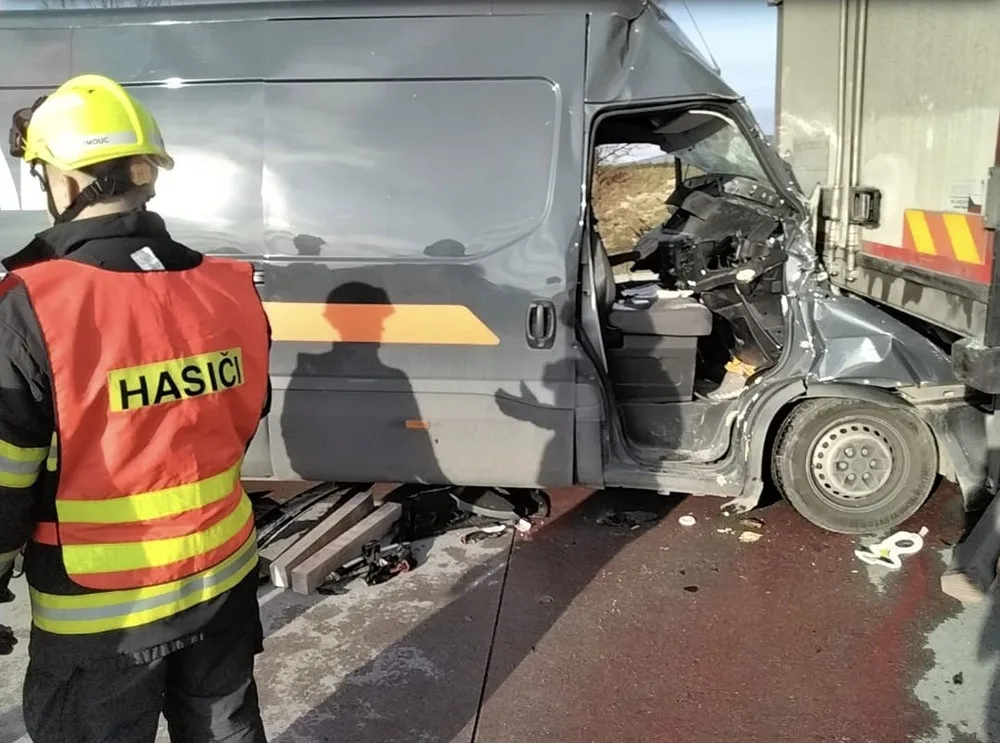 Těžká nehoda kvůli chodci na dálnici. Na D35 u Olomouce letěl pro zraněného vrtulník