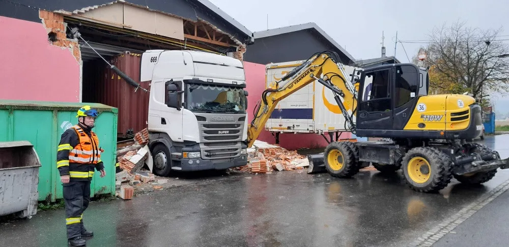 Neplánovaná demolice. Kamion při výjezdu z haly utrhl kus zdi, vůz vyprošťují hasiči
