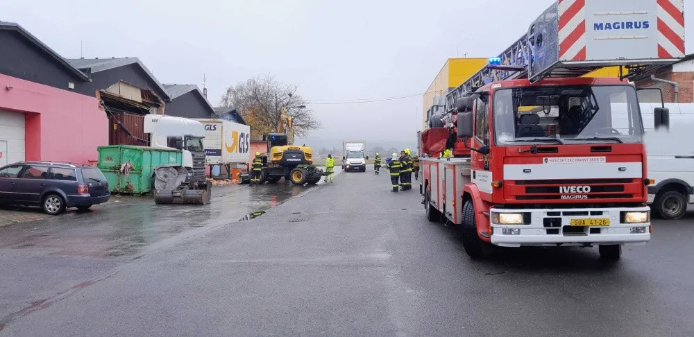 Neplánovaná demolice. Kamion při výjezdu z haly utrhl kus zdi, vůz vyprošťují hasiči