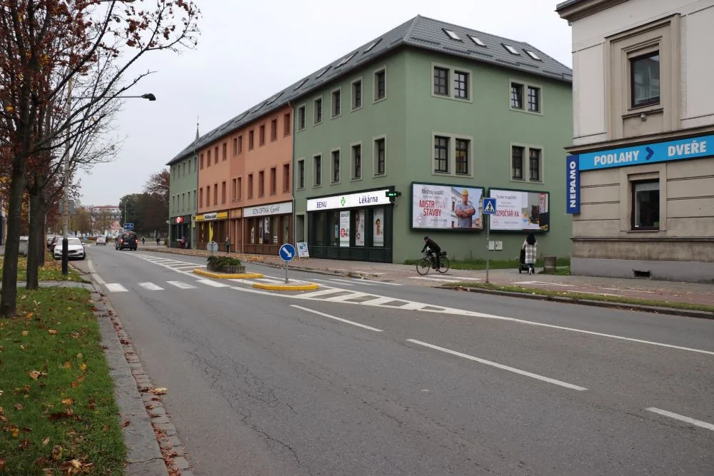 Motoristé v Přerově už nebudou najíždět na cyklostezku. Město pořídí betonové zábrany