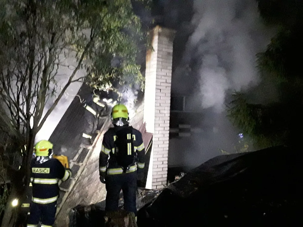 Při požáru chaty v Těšíkově zemřel člověk. Plameny objekt zcela zničily, škoda je 750 tisíc