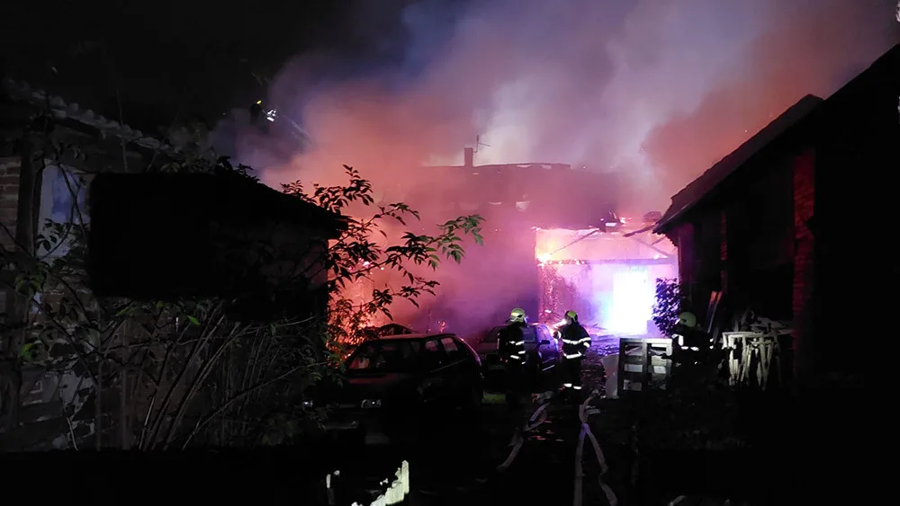 Noční požár domu na Přerovsku krotilo osm jednotek hasičů. Jeden člověk utrpěl zranění