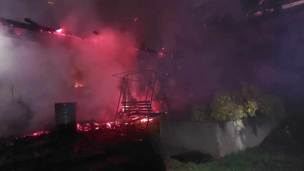 Noční požár domu na Přerovsku krotilo osm jednotek hasičů. Jeden člověk utrpěl zranění