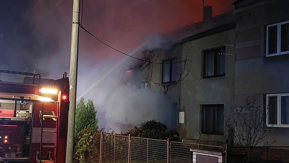 Noční požár domu na Přerovsku krotilo osm jednotek hasičů. Jeden člověk utrpěl zranění