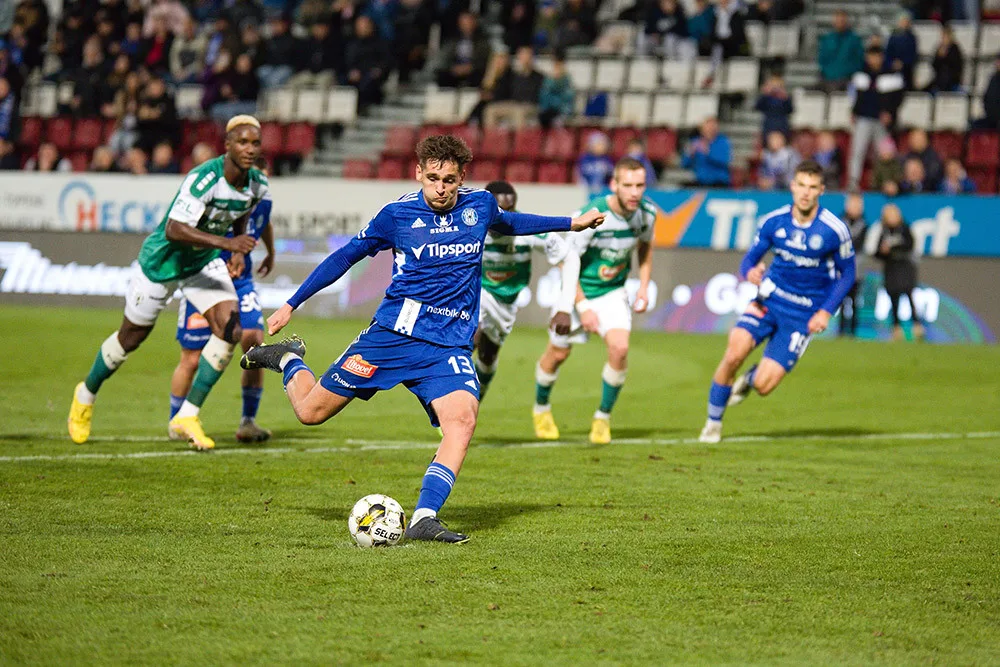 Mojmír Chytil kope penaltu v utkání proti Jablonci