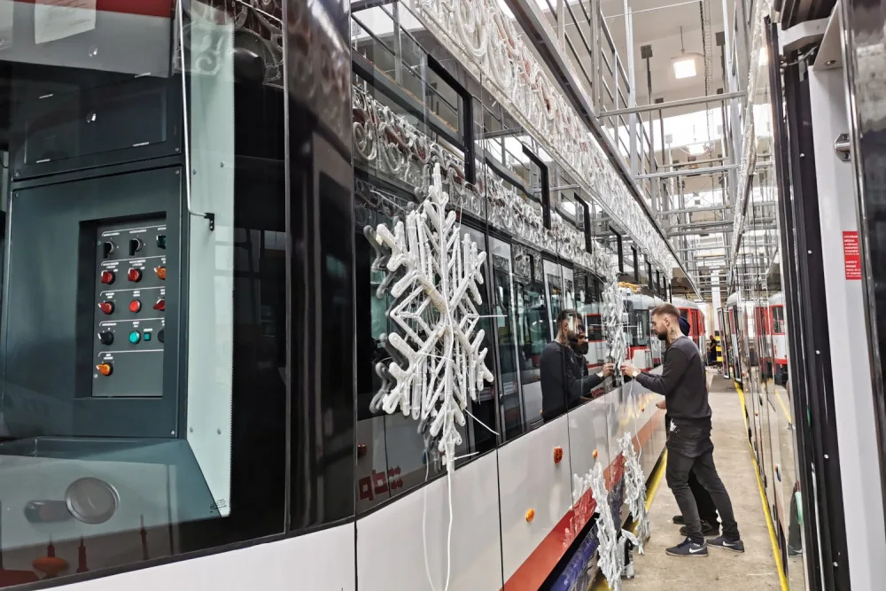Dopravní podnik již chystá vánoční tramvaje. Do ulic Olomouce vyjedou příští neděli