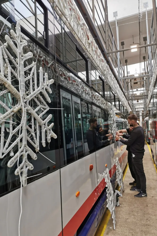 Dopravní podnik již chystá vánoční tramvaje. Do ulic Olomouce vyjedou příští neděli
