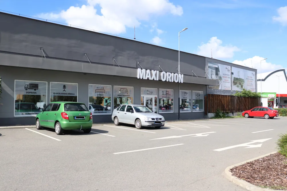 V olomouckém centru nábytku Maxi Orion si zákazník může osahat stovku sedacích souprav