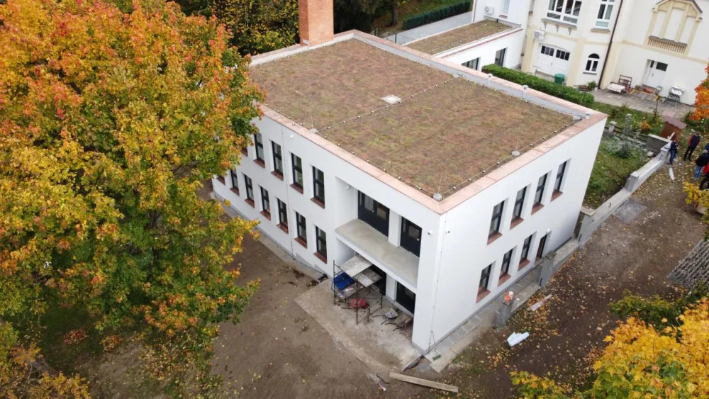 Šternberský dům dětí a mládeže má zelenou střechu. Zachytí dešťovou vodu a slouží jako izolace