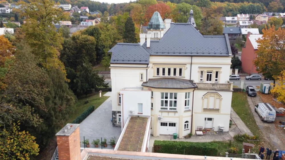 Šternberský dům dětí a mládeže má zelenou střechu. Zachytí dešťovou vodu a slouží jako izolace