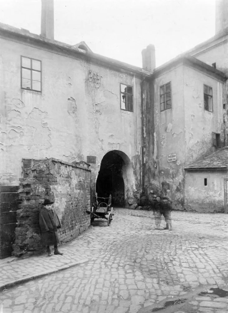Prostor pod Velkou vodárnou zvaný Žižkův plácek, vlevo průjezd do ulice Vodární