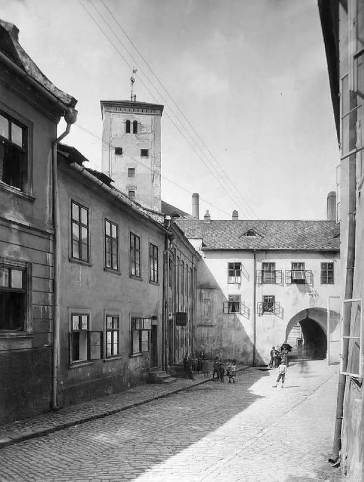 Vodární ulice s průchodem do ulice Koželužské (dnes Sokolské), vlevo vodárenská věž