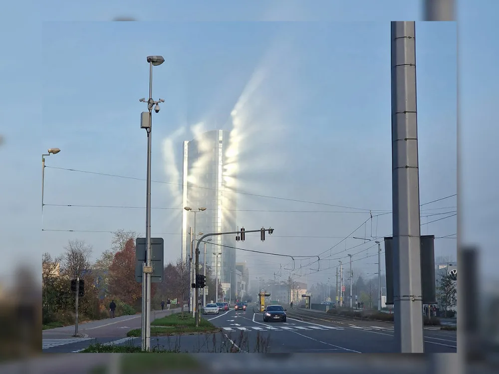 Mlha se sluncem rozzářila budovu v obřího anděla. Fotka z Olomouce slaví úspěch na sítích
