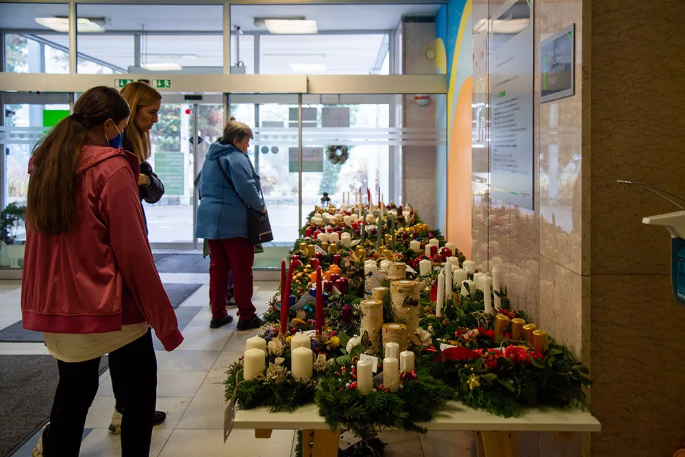 Stovky adventních věnců a ozdob z olomoucké dětské kliniky: výtěžek pomůže malým pacientům