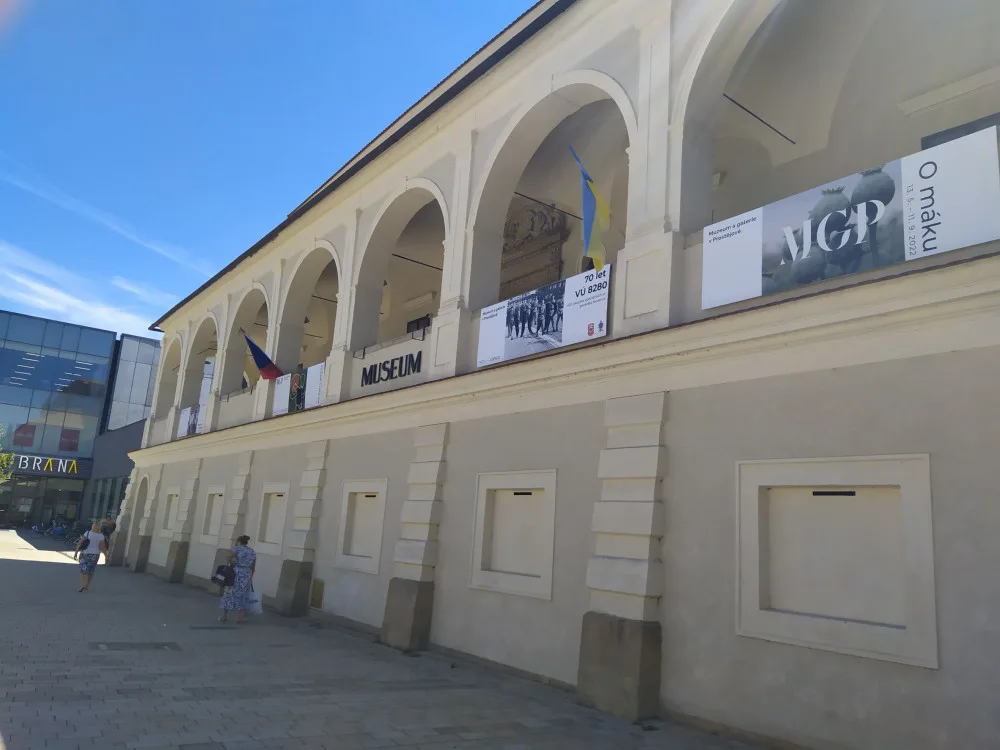 Muž strhl ukrajinskou vlajku, ohrožoval kolemjdoucí a poškodil ochoz prostějovského muzea