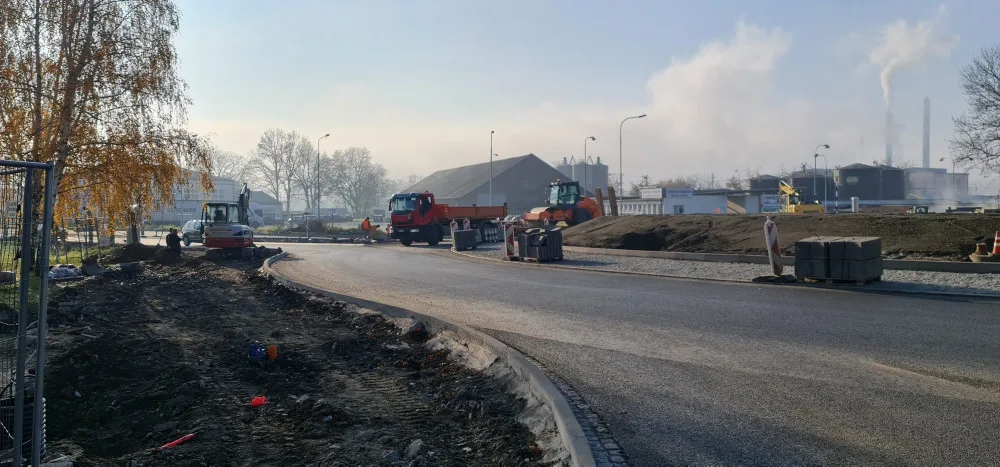 Zdržení v Přerově. Na okružní křižovatce na průtahu městem budou stavbaři pokládat asfalt