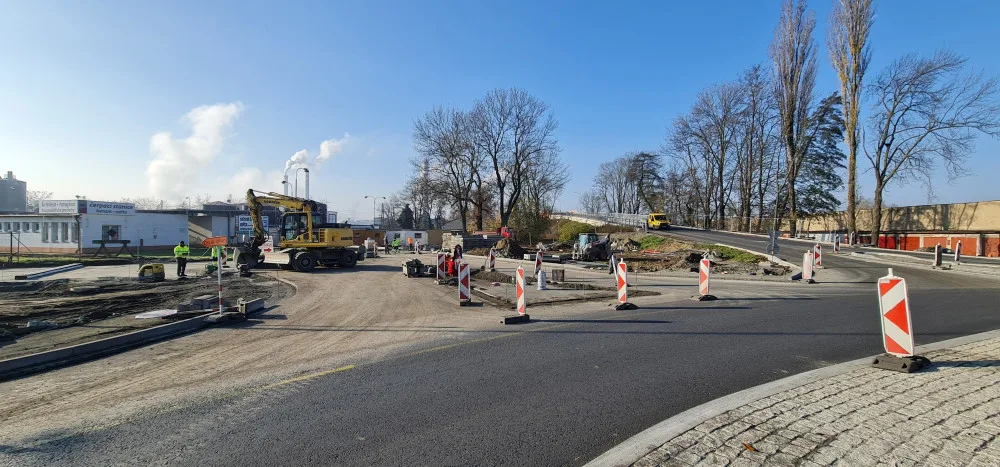 Zdržení v Přerově. Na okružní křižovatce na průtahu městem budou stavbaři pokládat asfalt