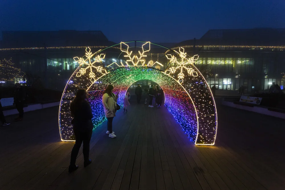 Světelný tunel před obchodní galerií Šantovka v Olomouci