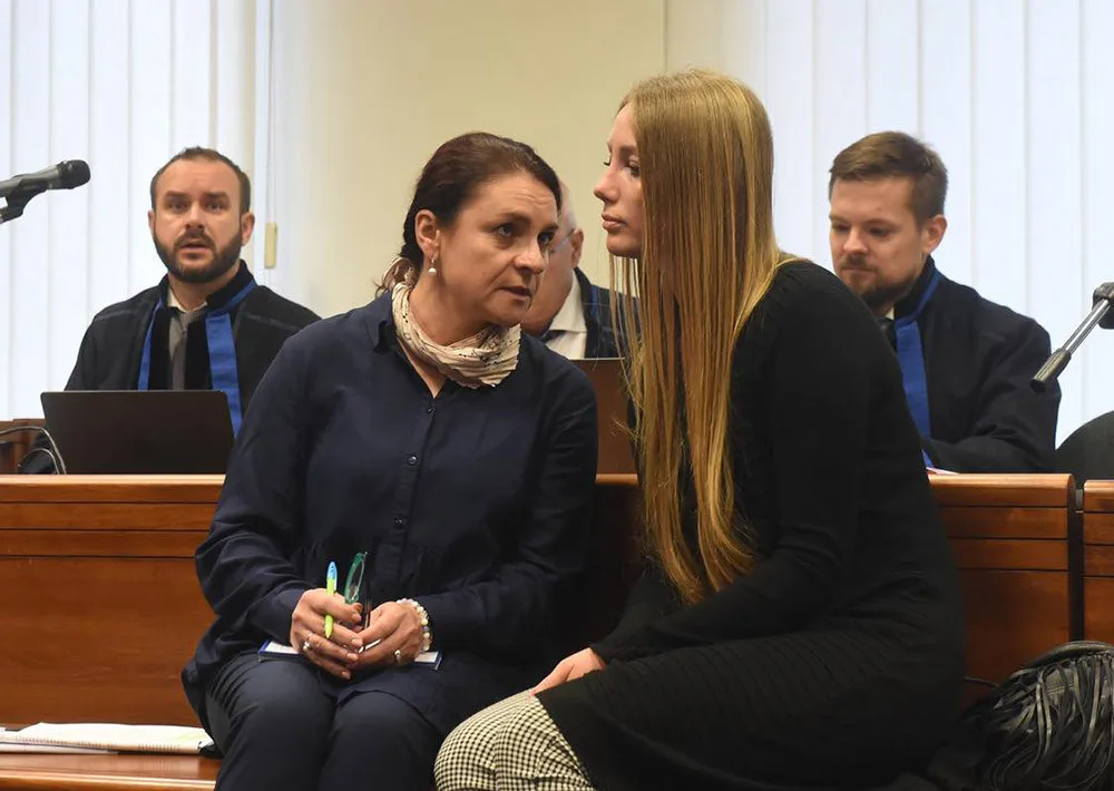 Karolina Kordysová (vpravo) u soudu v Olomouci