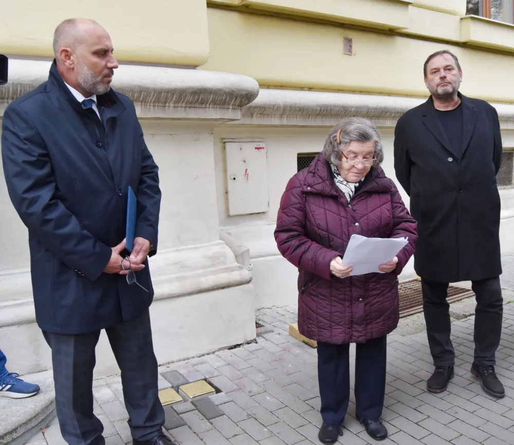 Uprostřed je docenta Jana Uhlířová, vnučka Jana Uhra.