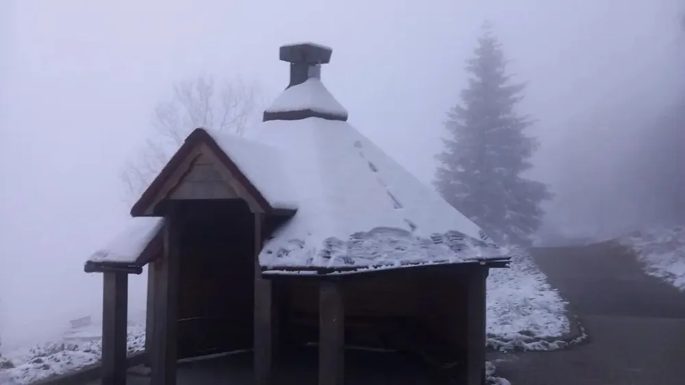 VIDEO: Silničáři poprvé vyrazili do terénu, v kraji padá sníh. Připravených je přes 10 tisíc tun soli