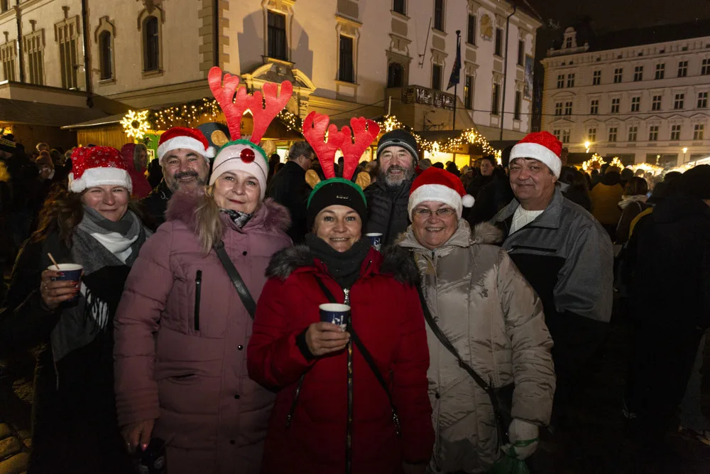 Rozsvícení stromu v Olomouci přilákalo davy. Jedle dostala jméno Perníček