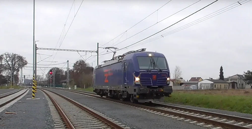 Zkoušky miliardové stavby pokračují. Trať z Olomouce do Uničova projel první elektrický vlak