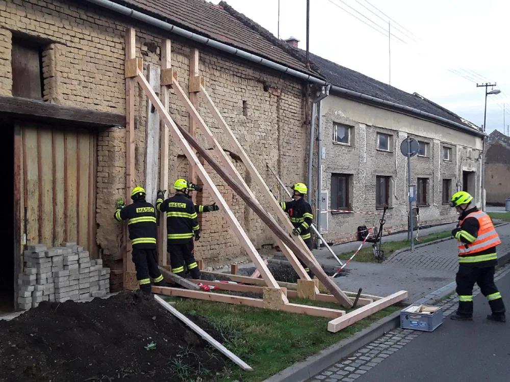V Hablově hrozilo zřícení domu. Zeď z vepřovic museli zajistit tři jednotky hasičů