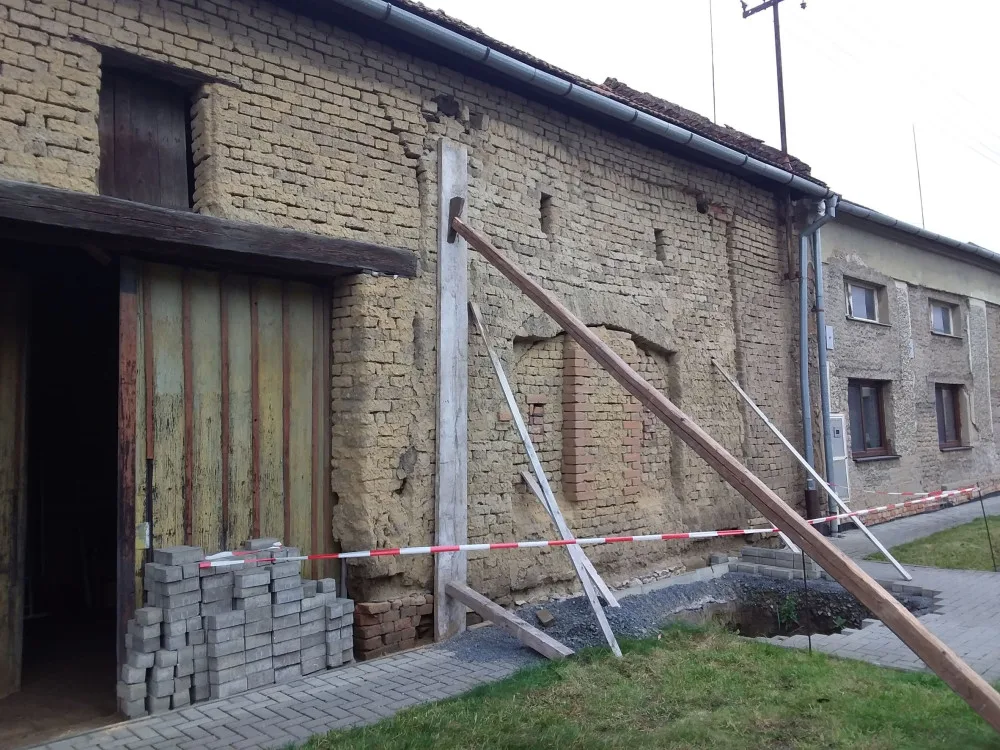 V Hablově hrozilo zřícení domu. Zeď z vepřovic museli zajistit tři jednotky hasičů