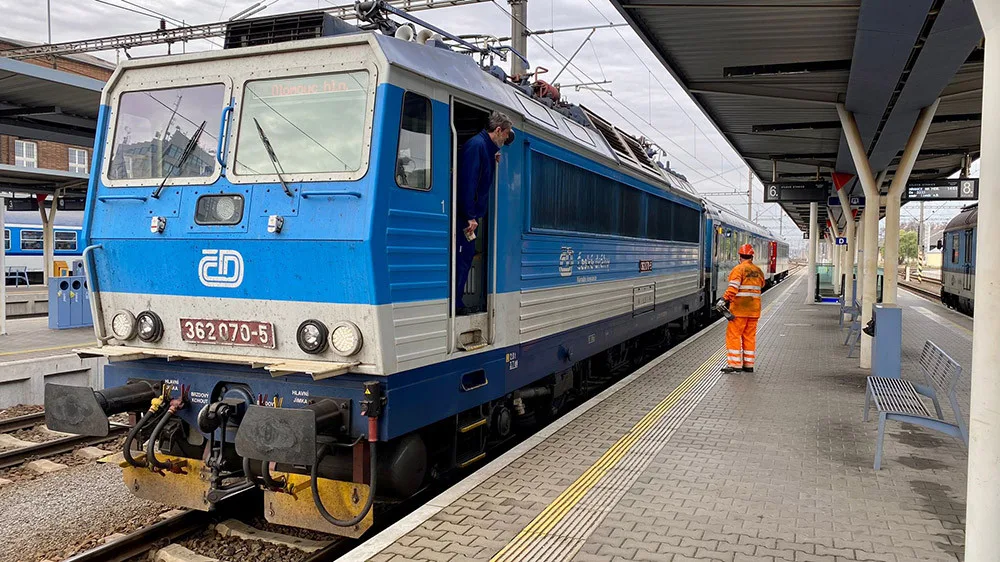 Z olomouckého hlavního nádraží už jezdí vlaky s elektrickými lokomotivami po zmodernizovaném úseku do Uničova